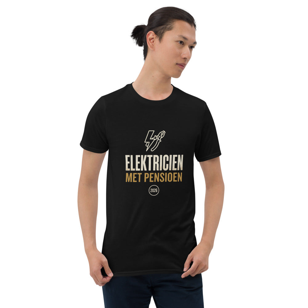 Elektricien Met Pensioen 2026 — Donker Shirt